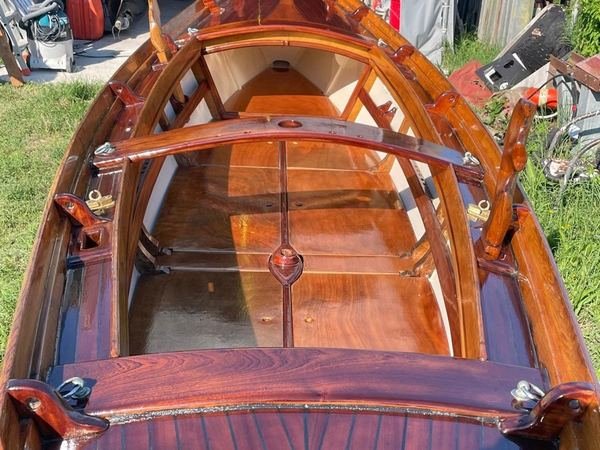Lo stesso interno con ordinate, fasciame e panche in legno puliti e verniciati a lucido