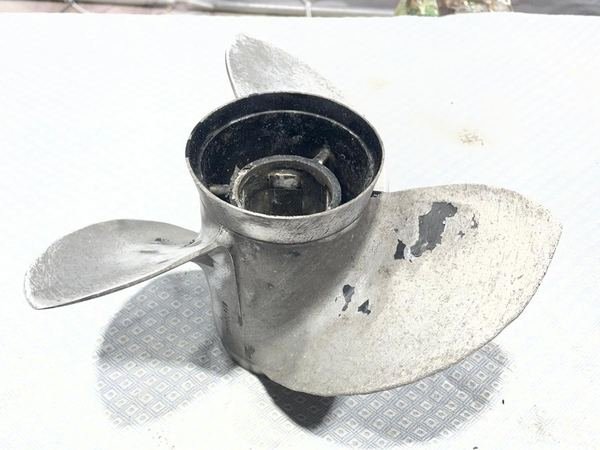 Elica a tre pale opaca, con vernice saltata e bordi scheggiati