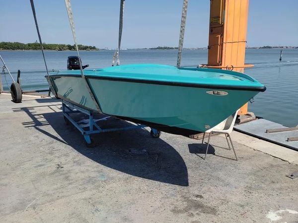 La stessa barca restaurata, verniciata di verde acqua e pronta al varo in banchina