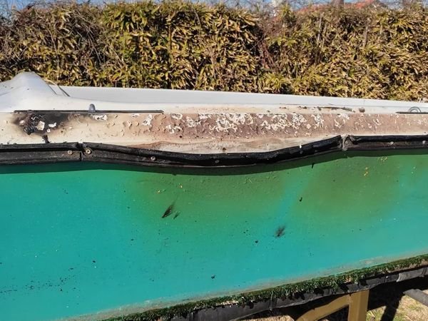 Barca da lavoro in legno abbandonata: falchetta marcia e vernice sfogliata