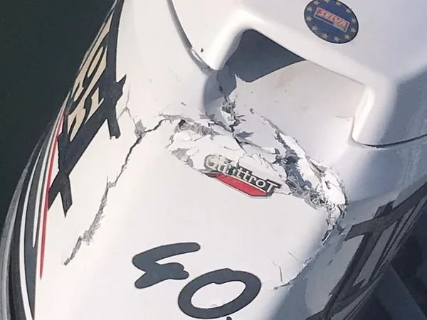 Calandra di un fuoribordo 40 cv spaccata e crepata dopo un urto