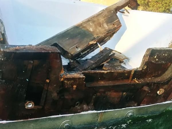 Specchio di poppa con anima in legno completamente marcia e sfaldata