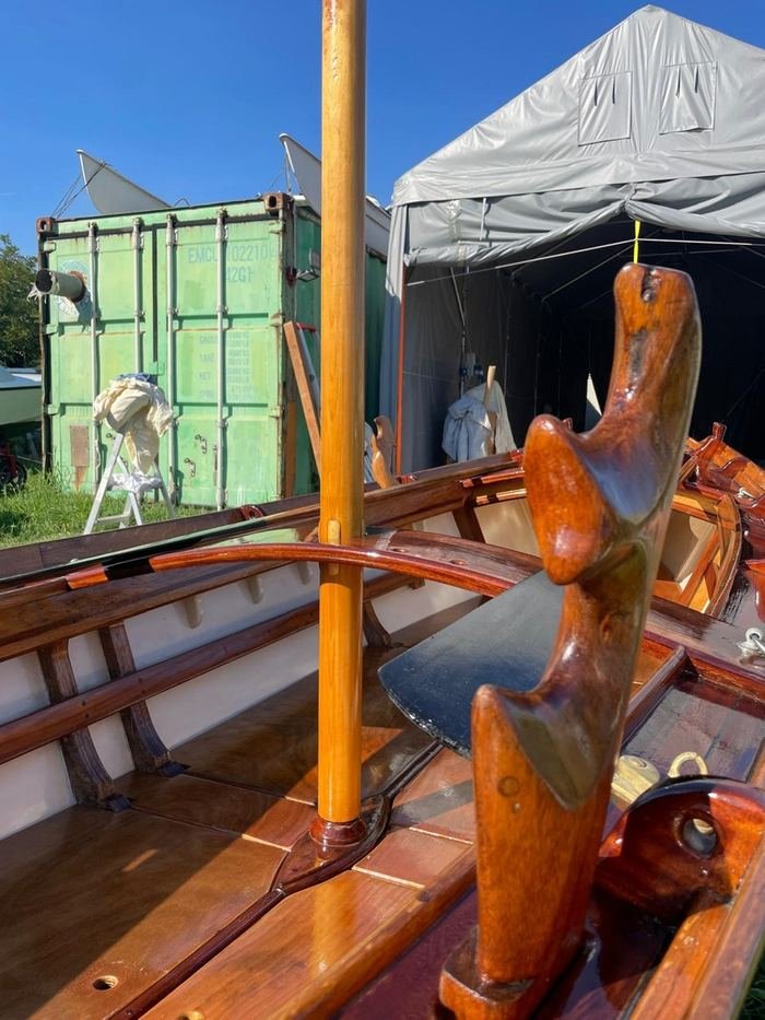 Albero e attrezzatura in legno lucidato di una barca classica