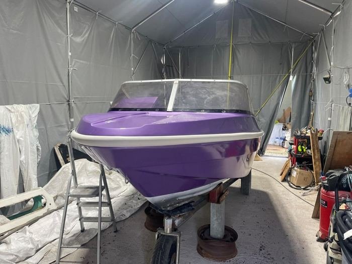 Scafo viola dentro la cabina di verniciatura, dopo la laccatura