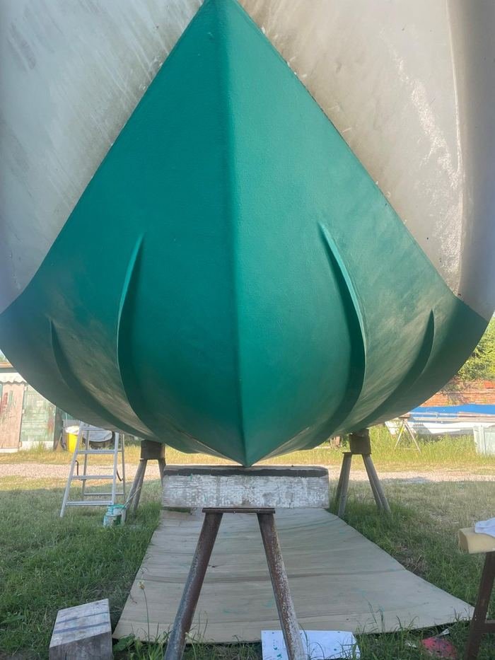 Carena di una barca riverniciata di verde, vista frontale da prua