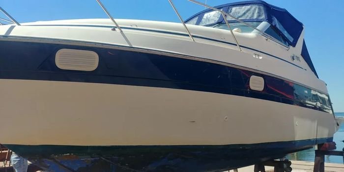 Fiancata di un cruiser cabinato con finitura blu e bianca lucida