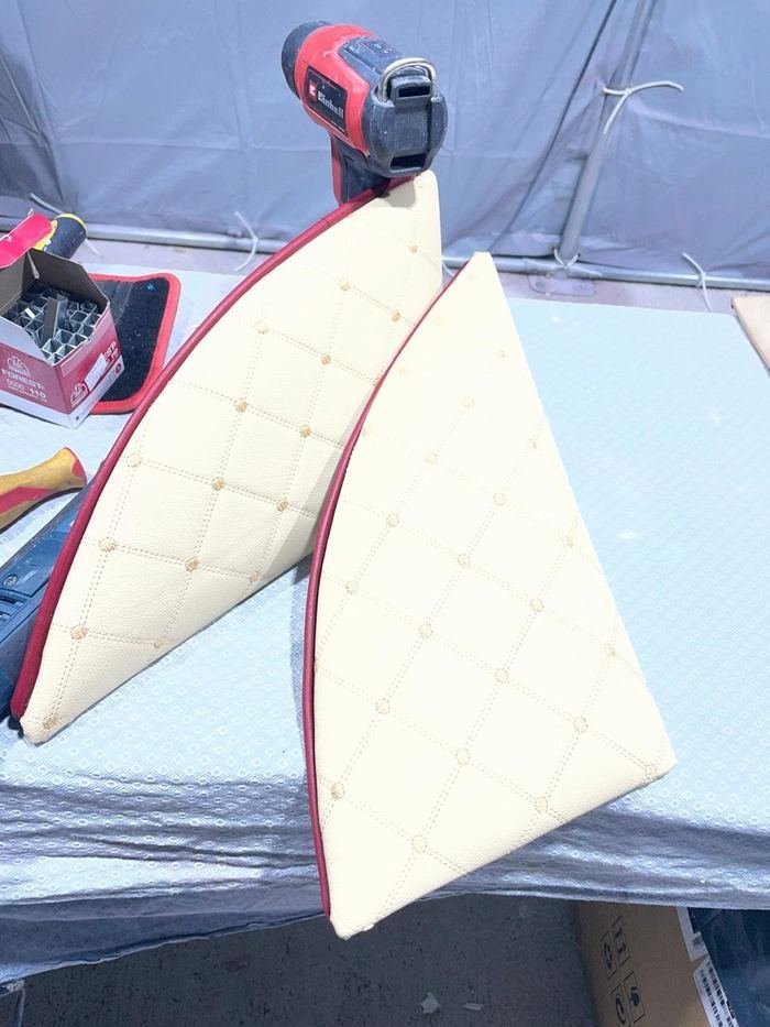 Cuscini nautici color crema con impuntura a rombi e profilo rosso, appena realizzati