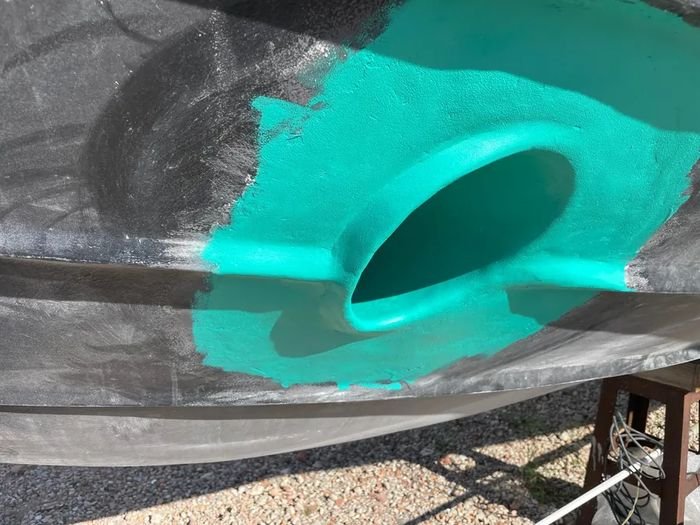 Elica di prua installata nel tunnel, carena verniciata con antivegetativa verde