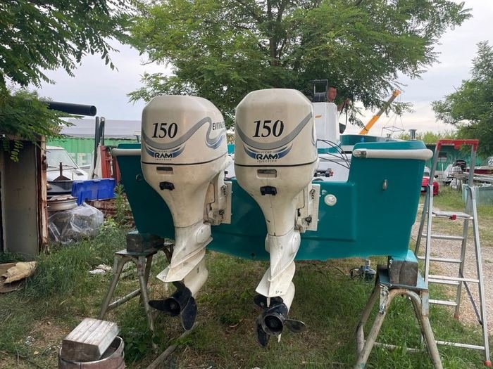 Due motori fuoribordo da 150 cv montati a poppa di una barca turchese