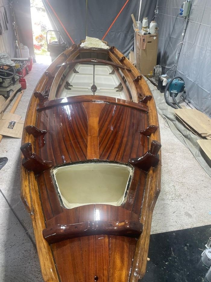 Coperta in legno lucidato di una barca classica vista da prua
