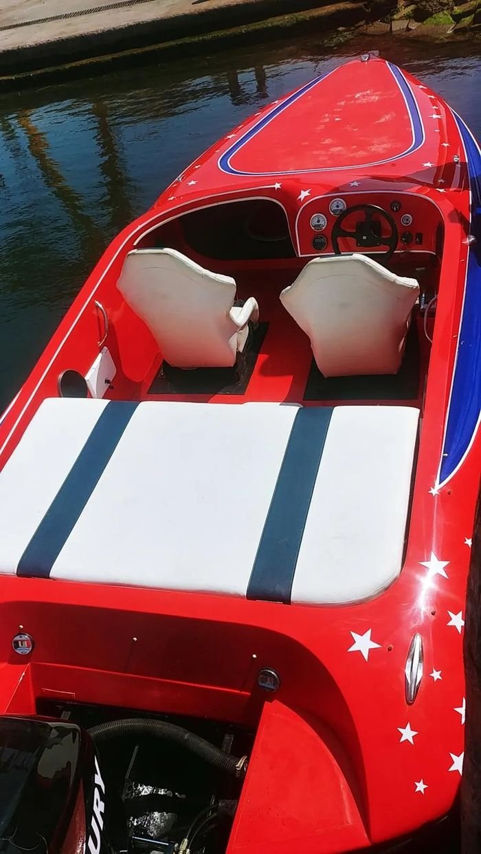 Pozzetto di un motoscafo offshore rosso con sedute bianche nuove
