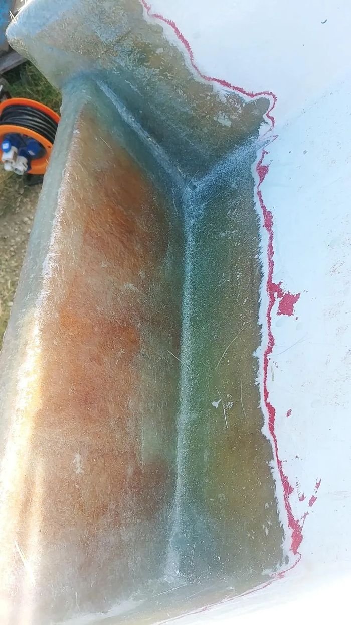 Dettaglio di una zona di carena con osmosi da trattare