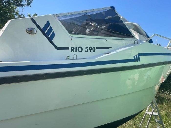 Prua di un cruiser cabinato bianco e verde dopo l'intervento