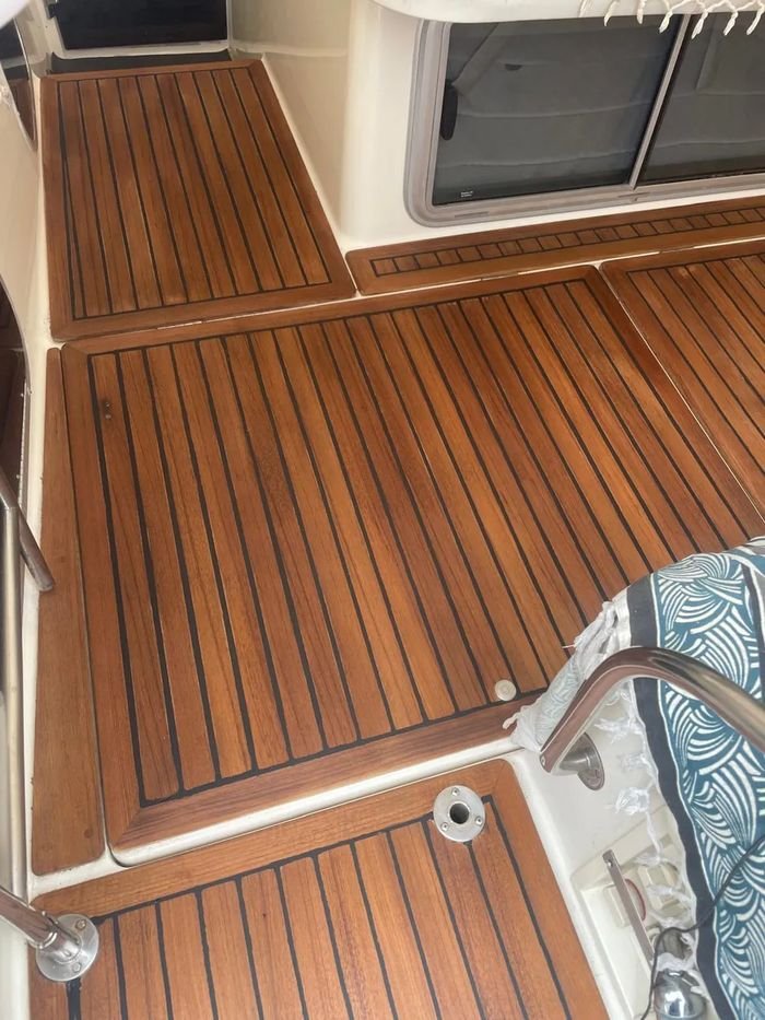 Pozzetto con ponte in teak nuovo, listelli e fughe nere rifinite