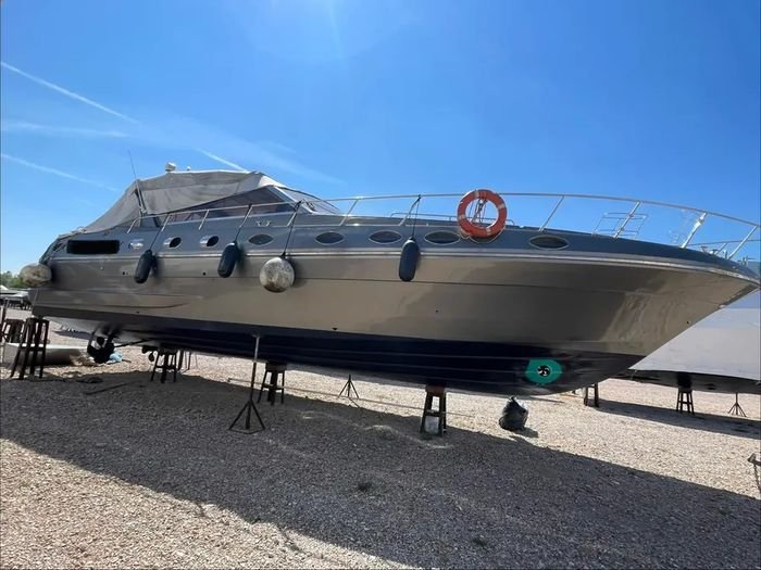 Motoryacht sugli invasi in cantiere al termine della lavorazione
